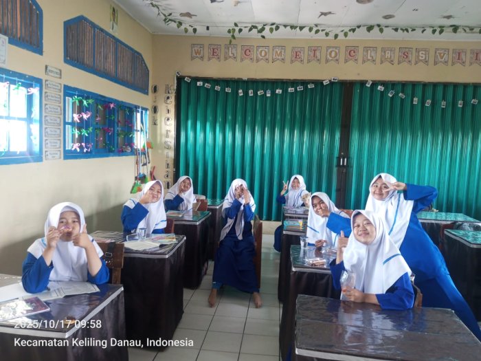 Siswa MTsN 6 Kerinci Laksanakan Makan Bersama Setelah Membeli Jajanan Sehat di Kantin Sekolah