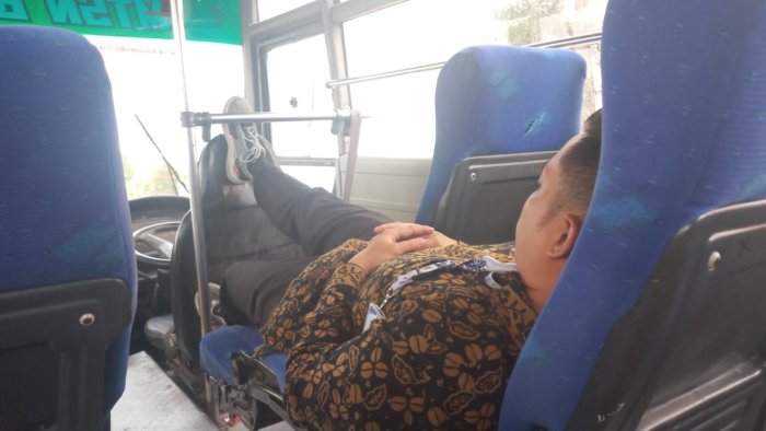 Guru MTsN 6 Kerinci Tertidur Saat Antri Solar di SPBU Akibat Lamanya Waktu Tunggu