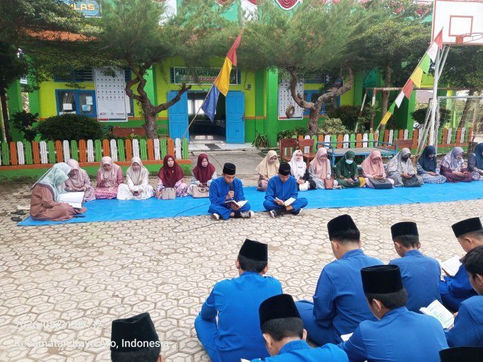 MTsN 6 Kerinci Kembali Khusyuk dalam Yasinan Perdana Setelah Kegiatan 17 Agustus MTsN 6 Kerinci Kembali Khusyuk dalam Yasinan Perdana Setelah Kegiatan 17 Agustus