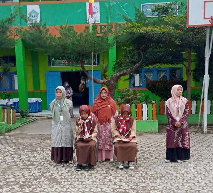 Grisel Insyira dan Raya Gea Jua Fifa Kelas VIII B Pimpin Siswa MTsN 6 Kerinci dalam Kegiatan Tadarus Grisel Insyira dan Raya Gea Jua Fifa Kelas VIII B Pimpin Siswa MTsN 6 Kerinci dalam Kegiatan Tadarus