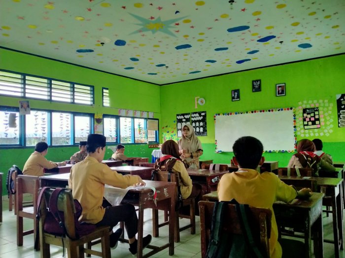 Nesva Rulina Rekam Video UKIN di MTsN 6 Kerinci Nesva Rulina Rekam Video UKIN di MTsN 6 Kerinci