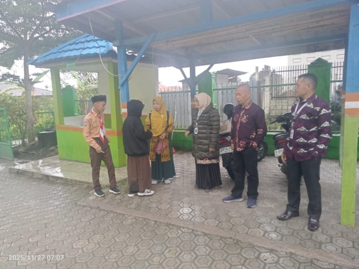 Guru Piket MTsN 6 Kerinci Tetap Layani Siswa dengan 5S di Tengah Hujan Deras, Periksa Kerapian dan Kuku Siswa