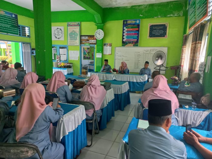 Kelebihan Guru Menjadi Tantangan dalam Pembagian Jam Mengajar di MTsN 6 Kerinci