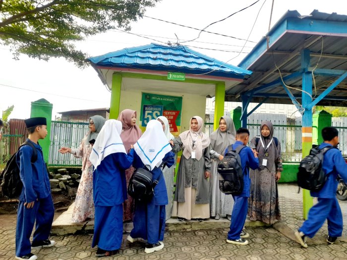 Guru MTs N 6 Kerinci Sambut Siswa dengan Ramah di Gerbang Sekolah