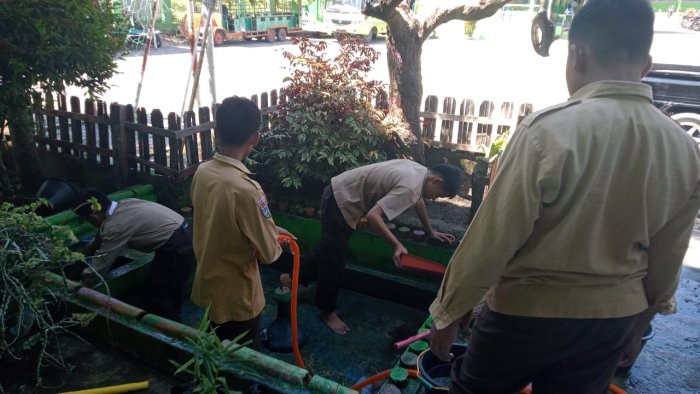 MTsN 6 Kerinci Laksanakan Pemeliharaan Rutin Kolam Madrasah