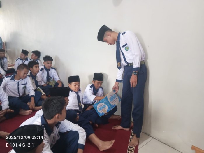 Siswa, Siswi, dan PTK MTsN 6 Kerinci Galang Sumbangan Sukarela untuk Korban Bencana Aceh, Sumut, dan Sumbar