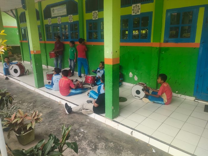 Ekstrakurikuler Drumband MTsN 6 Kerinci Tetap Semangat Berlatih Meski Diguyur Hujan