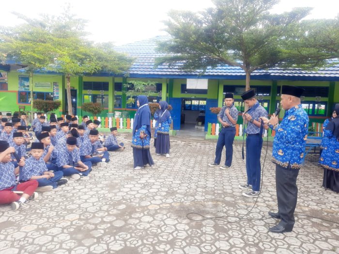 Unik dan Edukatif, Apel Kedisiplinan MTsN 6 Kerinci Hadirkan Praktik Langsung Pemasangan Dasi Unik dan Edukatif, Apel Kedisiplinan MTsN 6 Kerinci Hadirkan Praktik Langsung Pemasangan Dasi