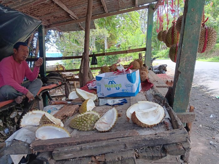 Keteladanan Guru Senior: H. Amri Daran, S.Pd. Kembali Berbagi Kebahagiaan dengan Traktir Makan Siang dan Durian