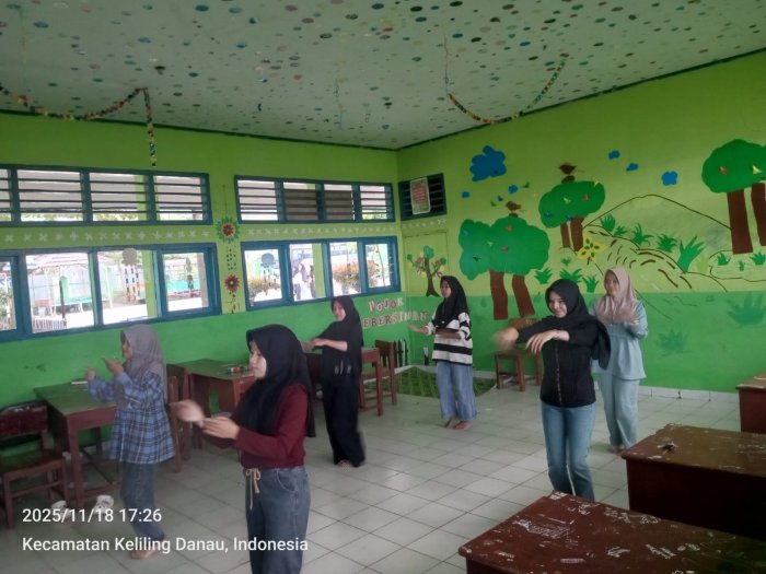 Siswi MTsN 6 Kerinci Gelar Latihan Menari untuk Meriahkan Hari Guru