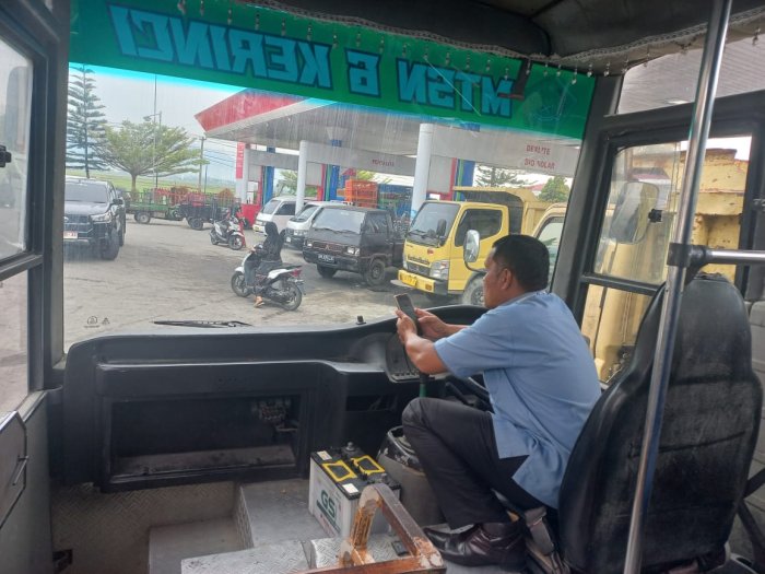 Sopir dan Pengurus Bus Madrasah Gagal Membeli Solar di SPBU Kumun Akibat Gangguan Sinyal