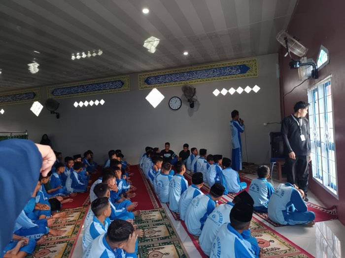 Suara Merdu Farhan Kelas VIII D Kumandangkan Azan Dzuhur di MTsN 6 Kerinci