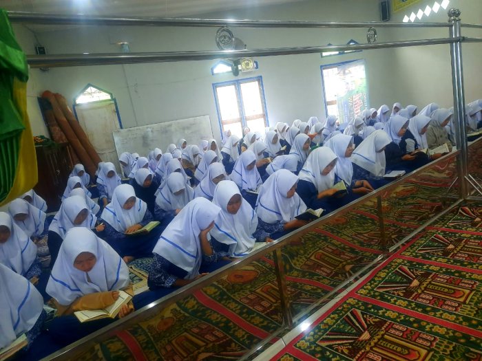 Jalin Kebersamaan Spiritual, Siswa MTsN 6 Kerinci Gelar Tadarus Bersama di Musholla