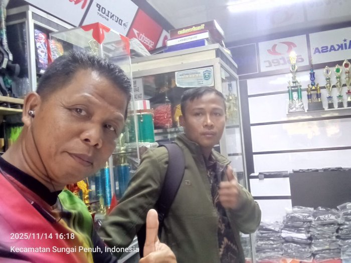 Panitia Sibuk Persiapkan Piala untuk Para Pemenang Lomba Peringatan Hari Pahlawan