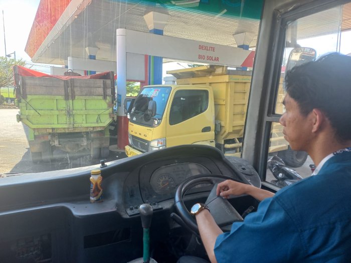 Bus Madrasah MTsN 6 Kerinci Antre Mengisi Solar di SPBU Sungai Penuh