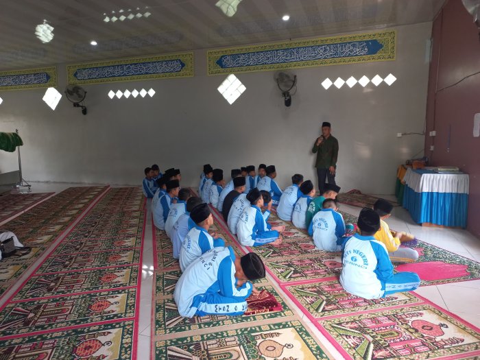 Tingkatkan Nilai Toleransi, Wakabid Sarpras MTsN 6 Kerinci Sampaikan Ceramah Sebelum Sholat Dhuha Tingkatkan Nilai Toleransi, Wakabid Sarpras MTsN 6 Kerinci Sampaikan Ceramah Sebelum Sholat Dhuha