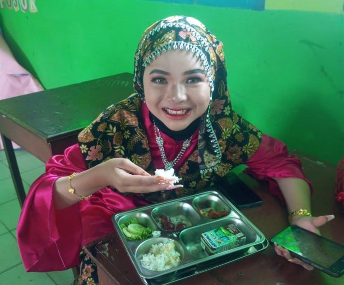 Siswi MTsN 6 Kerinci Nikmati Momen Istirahat Usai Menari Siswi MTsN 6 Kerinci Nikmati Momen Istirahat Usai Menari