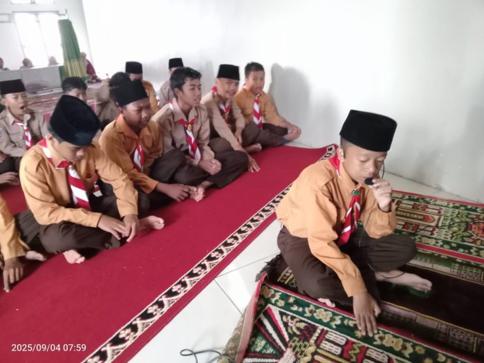 Aufar  Kurniawan Siswa Kelas 7A Jalankan Tanggung Jawab sebagai Imam Sholat Dhuha