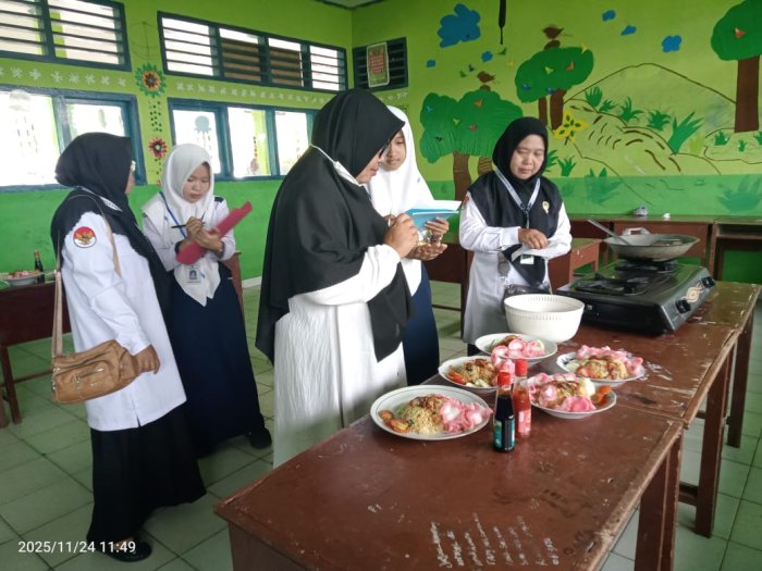 Dewan Juri Lomba Memasak Bapak-Bapak MTsN 6 Kerinci Lakukan Penilaian Ketat, Siapakah Pemenangnya?
