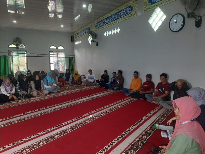 Petugas BRI Serahkan Buku Tabungan PIP Langsung kepada Orang Tua Siswa, Didampingi Waka Kesiswaan dan Kaur TU Petugas BRI Serahkan Buku Tabungan PIP Langsung kepada Orang Tua Siswa, Didampingi Waka Kesiswaan dan Kaur TU