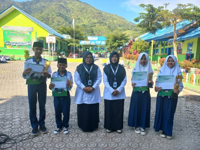 MTsN 6 Kerinci Serahkan Penghargaan bagi Sang Juara