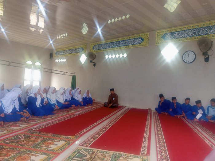 Ketua Panitia, Bapak M. Samsi, S. Pd.I, Pimpin Gladi Resik Maulid Nabi Ketua Panitia, Bapak M. Samsi, S. Pd.I, Pimpin Gladi Resik Maulid Nabi