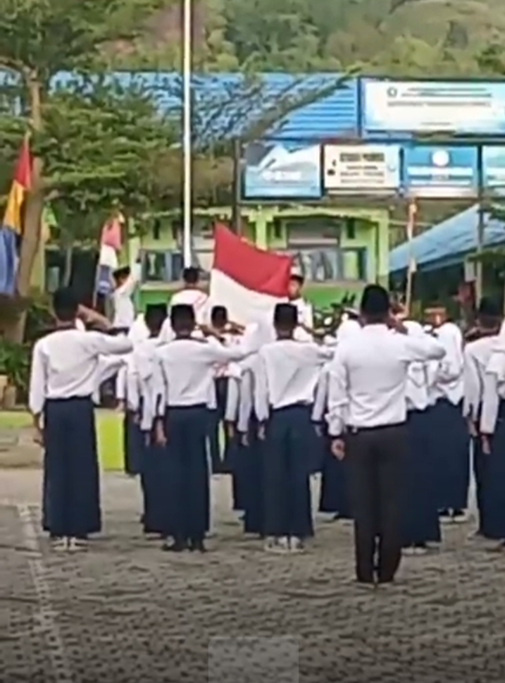 25 Siswa MTsN 6 Kerinci Sukses Kibarkan Bendera Merah Putih Dengan Penuh Semangat 25 Siswa MTsN 6 Kerinci Sukses Kibarkan Bendera Merah Putih Dengan Penuh Semangat