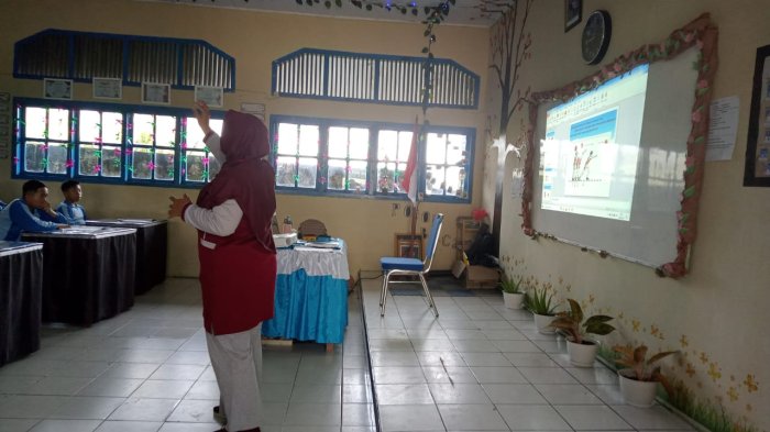 Zulia Gusmar rekam Vidio UKIN di MTsN 6 Kerinci Zulia Gusmar rekam Vidio UKIN di MTsN 6 Kerinci