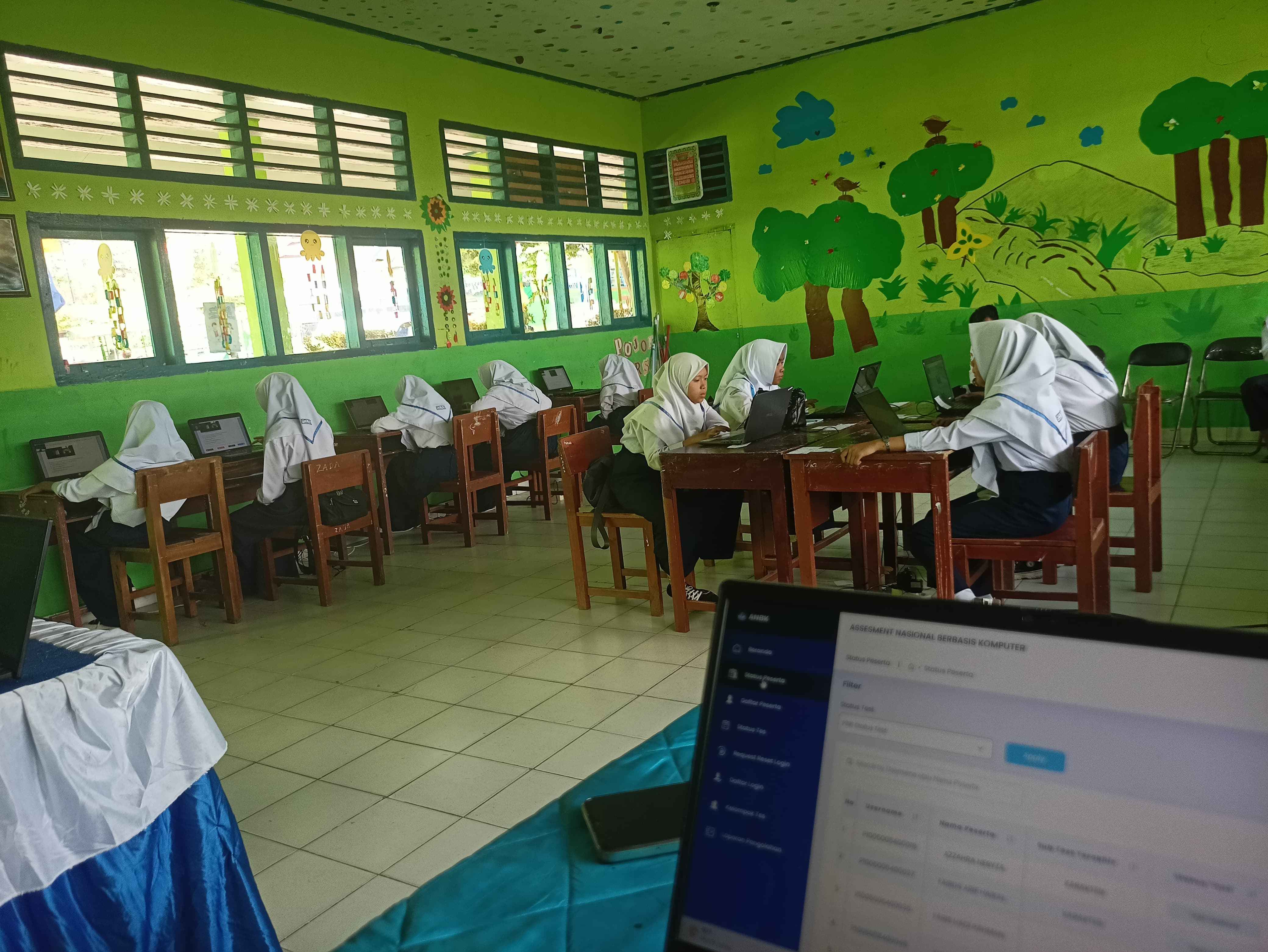 Peserta ANBK Sesi Tiga Tetap Semangat Meski Siang Hari Peserta ANBK Sesi Tiga Tetap Semangat Meski Siang Hari