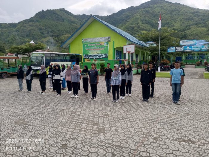 Latihan Intensif Anggota Paskibra MTsN 6 Kerinci Jelang Peringatan Hari Pahlawan 10 November 2025