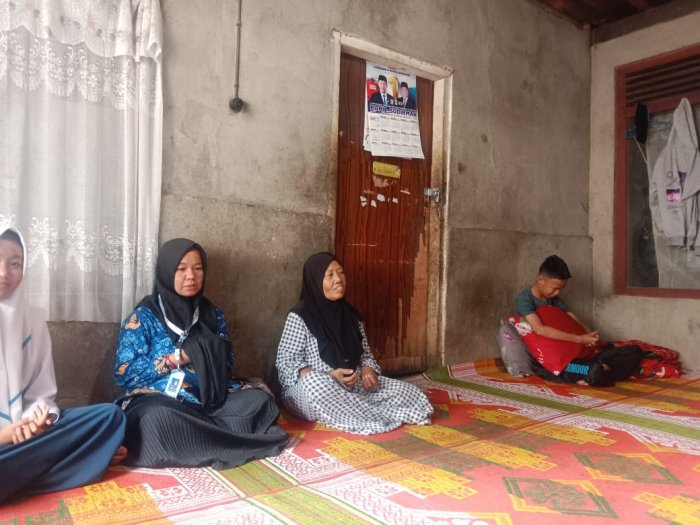 Bu Hetty Milya Dampingi Siswa 9B Jenguk Teman yang Sedang Sakit