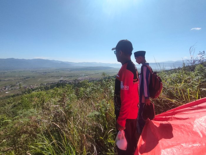 Pesona Memukau dari Puncak Bukit Pancuran Tiga, Hadiah Manis untuk Perjuangan Peserta Jelajah Alam MTsN 6 Kerinci