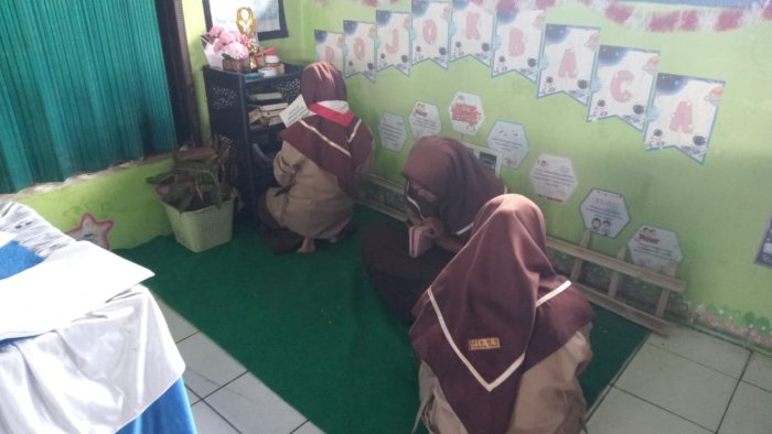 Manfaatkan waktu luang, siswa kelas 8b pilih mengisi istirahat di pojok baca