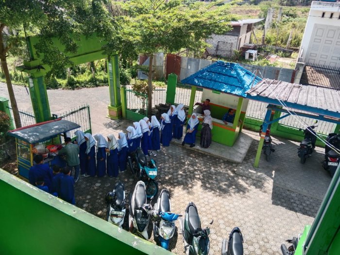 Antrean Panjang di Gerbang Madrasah, Penyuka Sate Nikmati Hidangan Favoritnya
