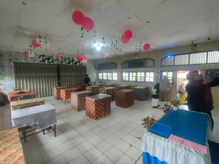 Kelas VIII C MTsN 6 Kerinci Usung Tema Taman