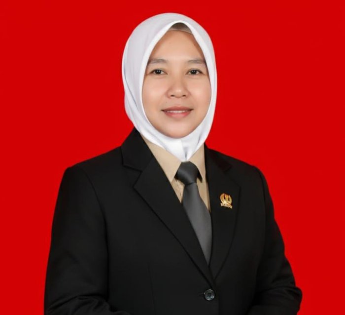 Ibu Julinarti, S.Pd., M.Pd — Kepala Tata Usaha MTsN 6 Kerinci yang Inspiratif dan Berdedikasi