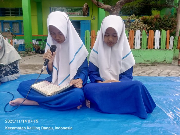 Syavira dan Najwa, Siswi Kelas IX A, Pimpin Yasinan dengan Lantang dan Penuh Ketelitian