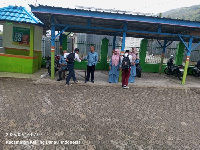 Guru MTsN 6 Kerinci Sambut Siswa di Tengah Hujan Guru MTsN 6 Kerinci Sambut Siswa di Tengah Hujan