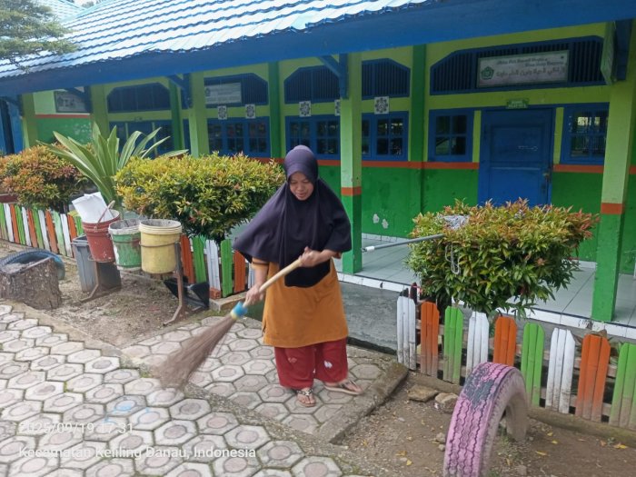 Ibu Sarjani, Penjaga Kebersihan Madrasah yang Setia Menyapu Lingkungan di Sore Hari Ibu Sarjani, Penjaga Kebersihan Madrasah yang Setia Menyapu Lingkungan di Sore Hari