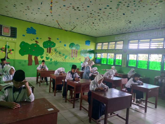 Hari Kedua ASAS di MTsN 6 Kerinci Berlangsung Tenang, Kepala Madrasah Ingatkan Ketelitian Siswa