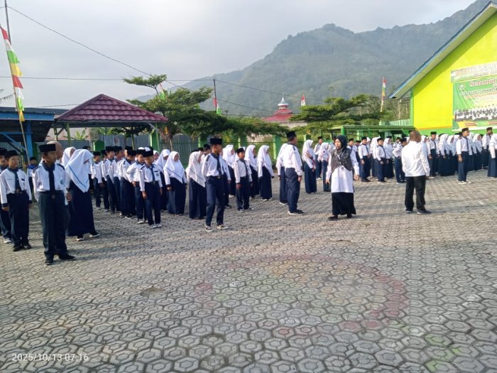 Penegak Disiplin Sigap Rapikan Barisan Siswa Jelang Upacara Bendera