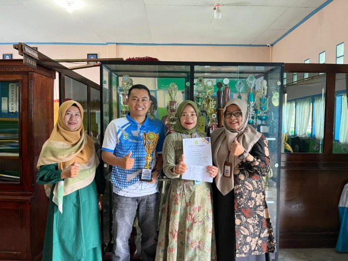 Kepala MTsN 6 Kerinci Serahkan Piala dan Piagam kepada Juara Duet Song Lagu Daerah Kerinci