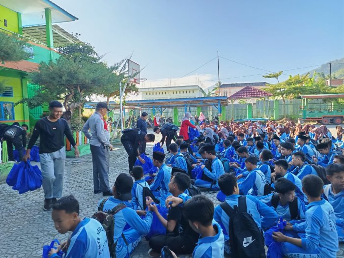 Dukung Kegiatan Jelajah Alam, MTsN 6 Kerinci Bagikan Makanan Bergizi Gratis untuk Bekal Siswa