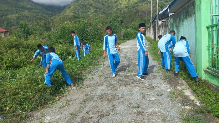 Guru Pria Membimbing dan Mengawasi Siswa Saat Gotong Royong di Luar Lingkup Madrasah Guru Pria Membimbing dan Mengawasi Siswa Saat Gotong Royong di Luar Lingkup Madrasah