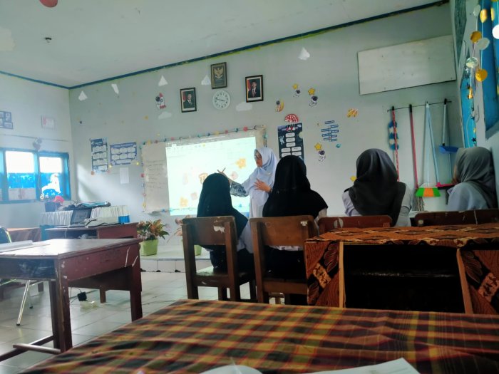 English Club MTsN 6 Tetap Semangat Ikuti Pembinaan Meski Diguyur Hujan English Club MTsN 6 Tetap Semangat Ikuti Pembinaan Meski Diguyur Hujan