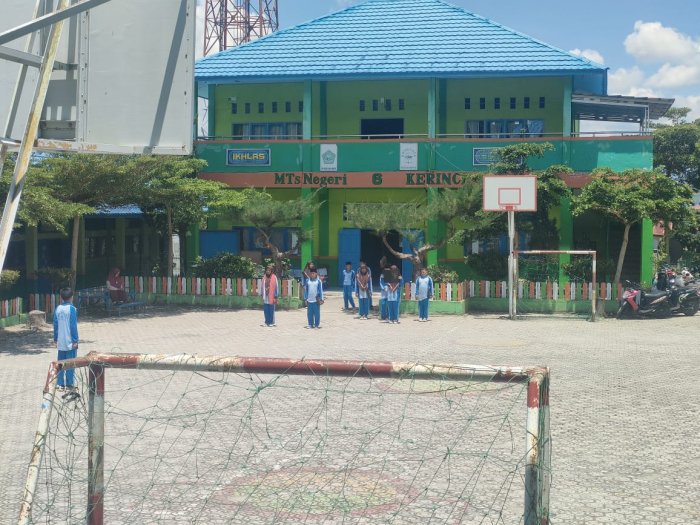 Kelas VII C MTsN 6 Kerinci Antusias Latihan Upacara di Bawah Terik Matahari