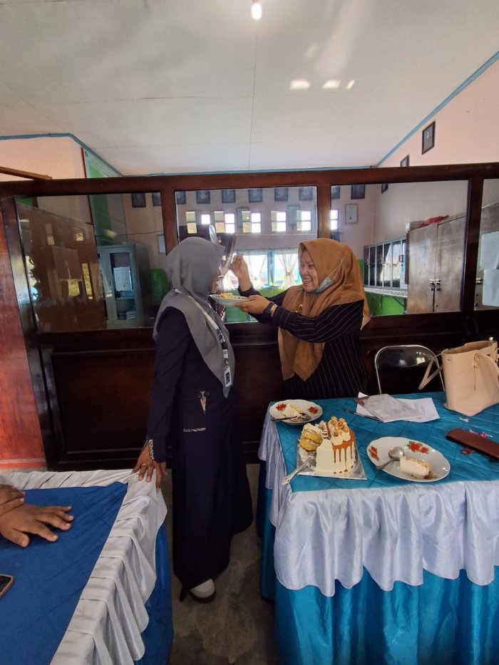 Ka TU MTsN 6 Kerinci Ulang Tahun, PTK Gelar Perayaan Sederhana Penuh Keakraban