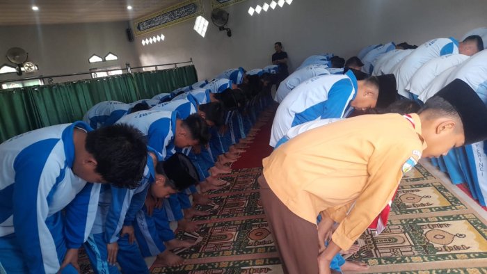 Sholat Dhuha MTsN 6 Kerinci Pagi Ini Berlangsung Tertib dan Khusyuk Sholat Dhuha MTsN 6 Kerinci Pagi Ini Berlangsung Tertib dan Khusyuk