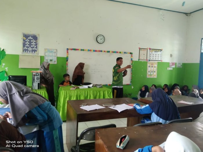 Ekskul UKM dan PMR MTsN 6 Kerinci Pelajari Cara Cek Tekanan Darah Bersama Pembina