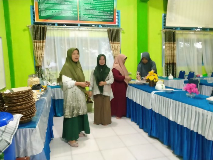 PTK MTsN 6 Kerinci Kompak Siapkan Ruangan Jamuan Tamu Juri MTQ dan Kepala Kantor Kemenag Kab. Kerinci